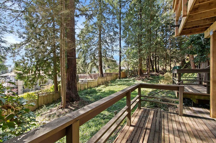 615 E Kings Road North Vancouver, BC - 16