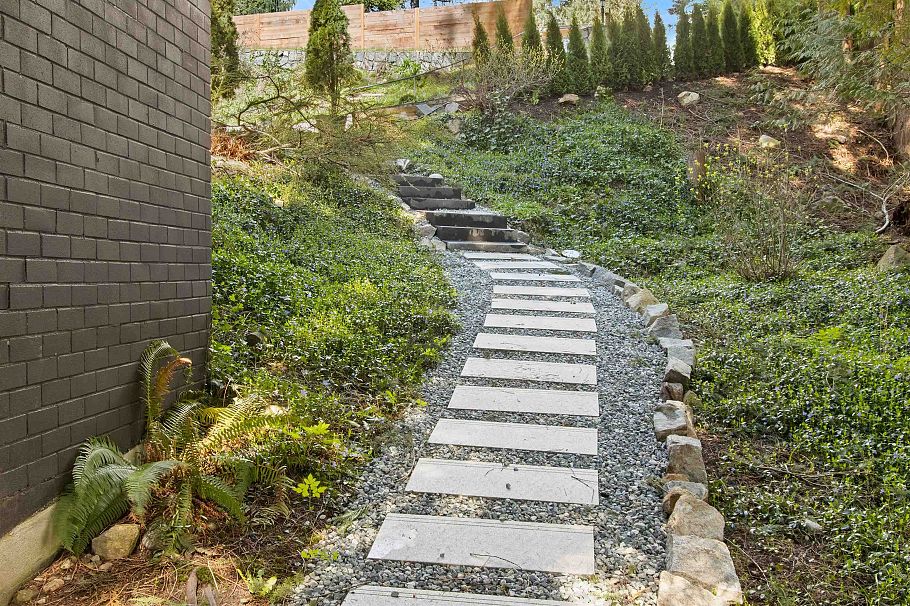 615 E Kings Road North Vancouver, BC - 19