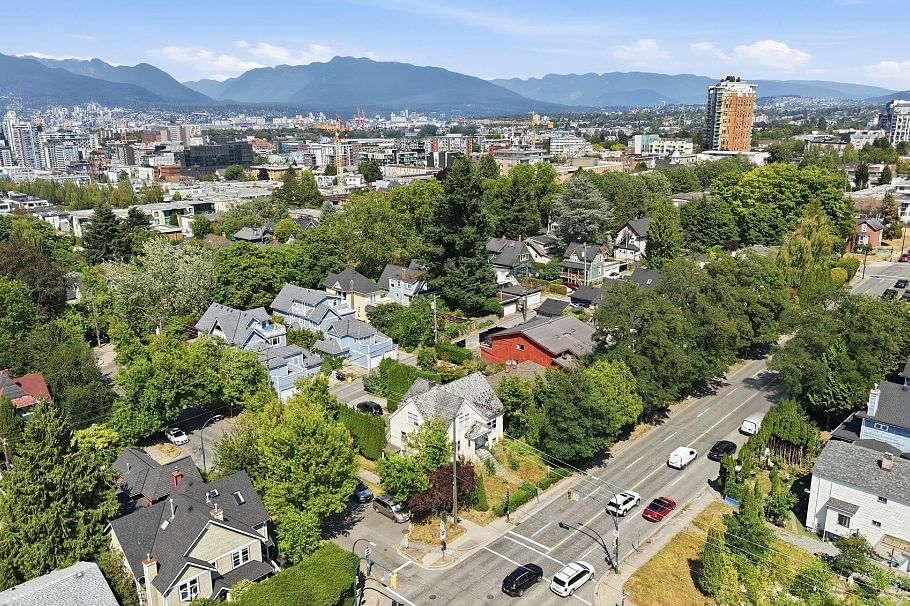 93 W 12th Avenue Vancouver, BC - 3