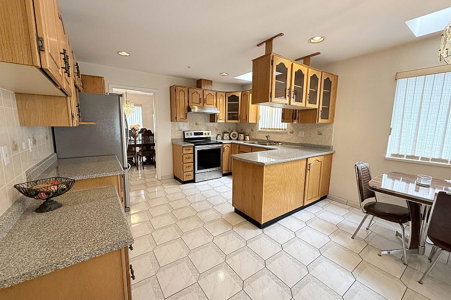 2458 E 5th Avenue Vancouver, BC - 6