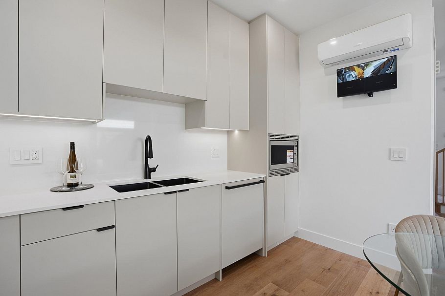 2436 E 20th Avenue Vancouver, BC - 5