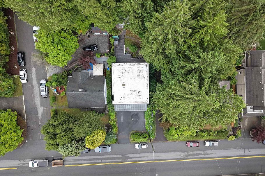 3570 Lonsdale Avenue North Vancouver, BC - 35