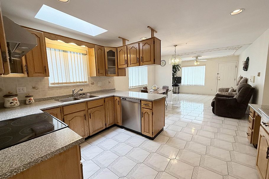 2458 E 5th Avenue Vancouver, BC - 8