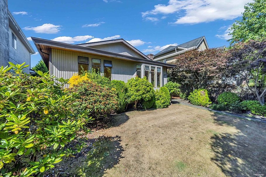 137 W Woodstock Avenue Vancouver, BC - 35