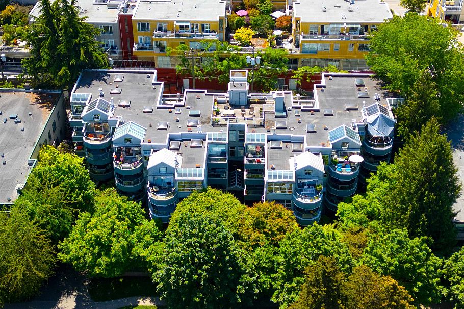 303 2250 W 3rd Avenue Vancouver, BC - 1