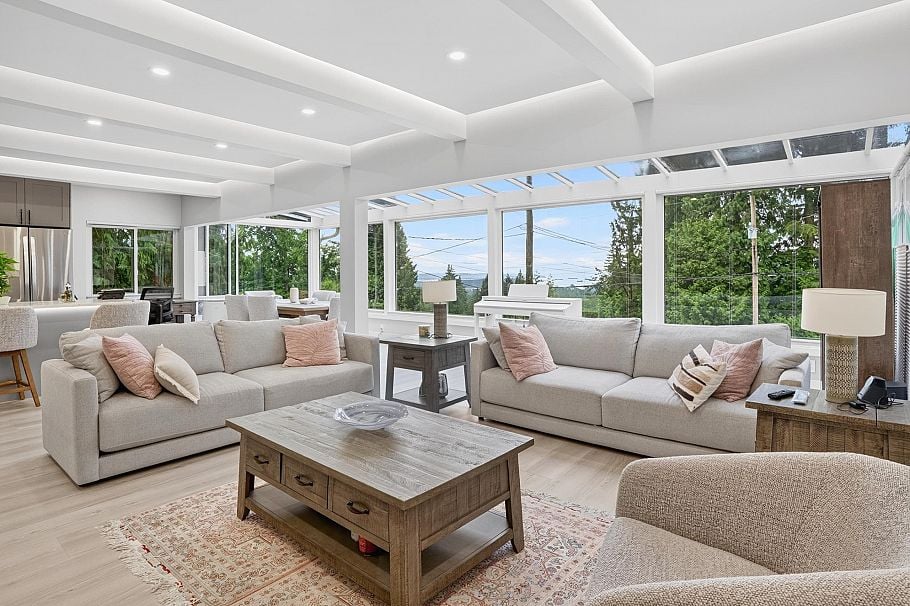 3570 Lonsdale Avenue North Vancouver, BC - 3