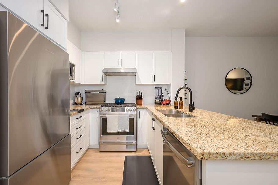 112 2601 Whiteley Court North Vancouver, BC - 12