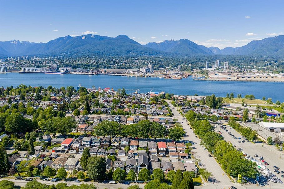 2877 Cambridge Street Vancouver, BC - 28