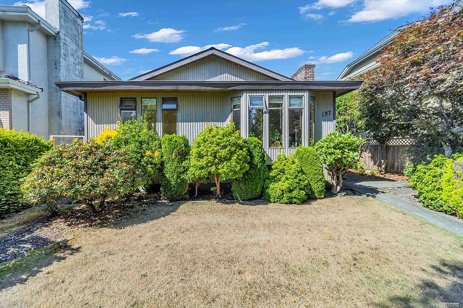 137 W Woodstock Avenue Vancouver, BC - 1