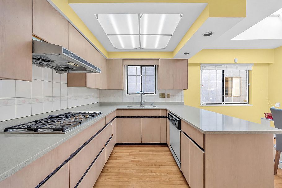 137 W Woodstock Avenue Vancouver, BC - 9