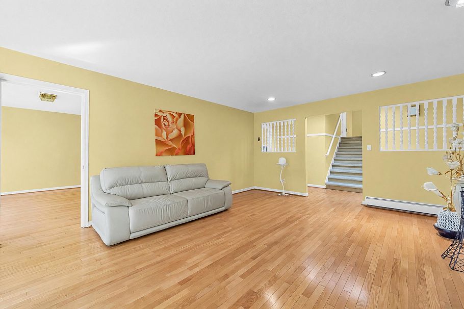 137 W Woodstock Avenue Vancouver, BC - 5
