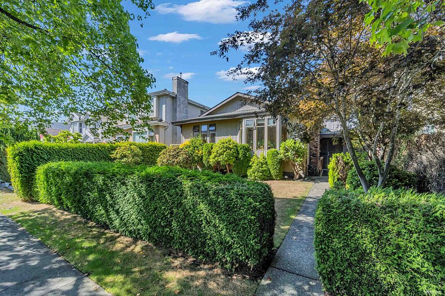 137 W Woodstock Avenue Vancouver, BC - 2