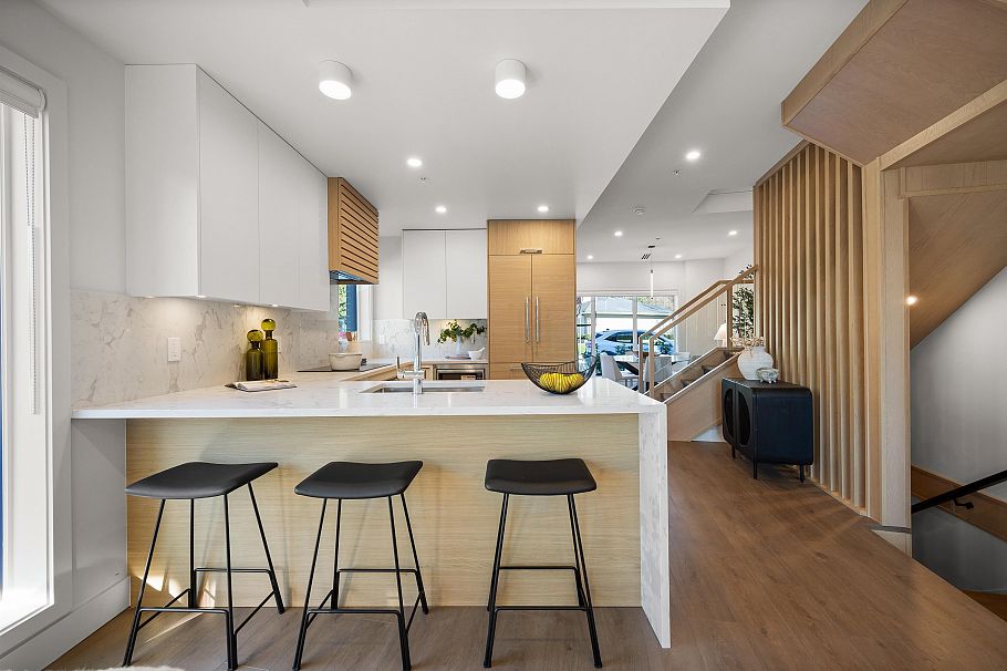 3114 Woodbine Drive North Vancouver, BC - 1