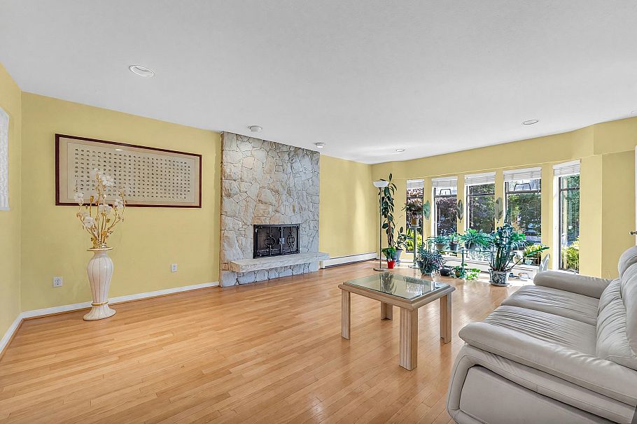 137 W Woodstock Avenue Vancouver, BC - 4