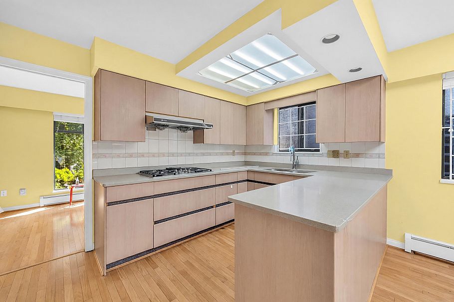 137 W Woodstock Avenue Vancouver, BC - 8
