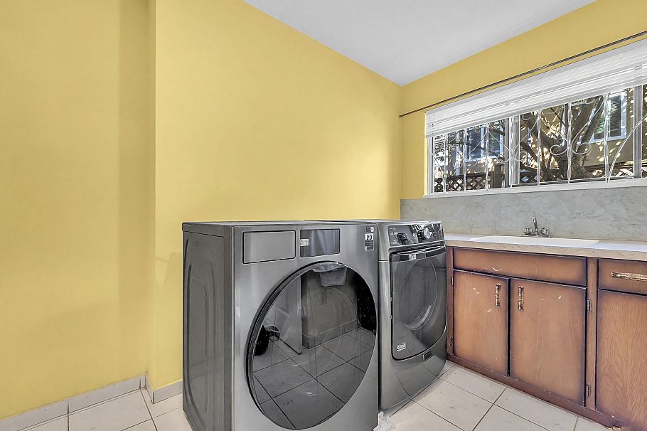 137 W Woodstock Avenue Vancouver, BC - 16
