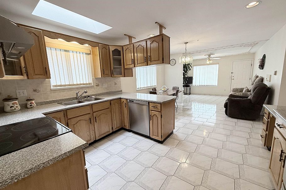 2458 E 5th Avenue Vancouver, BC - 7