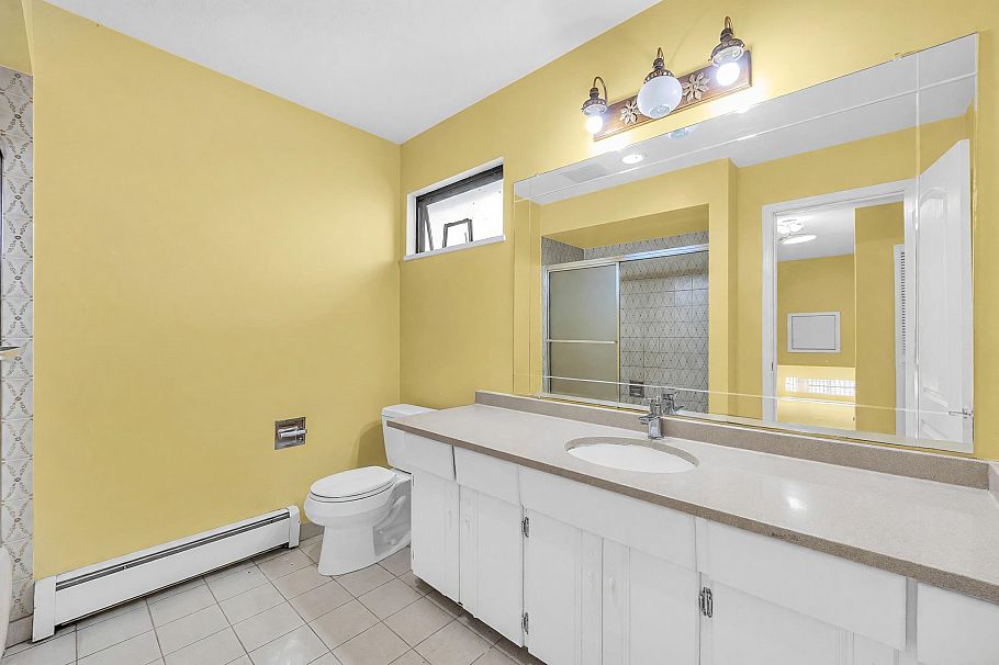 137 W Woodstock Avenue Vancouver, BC - 20