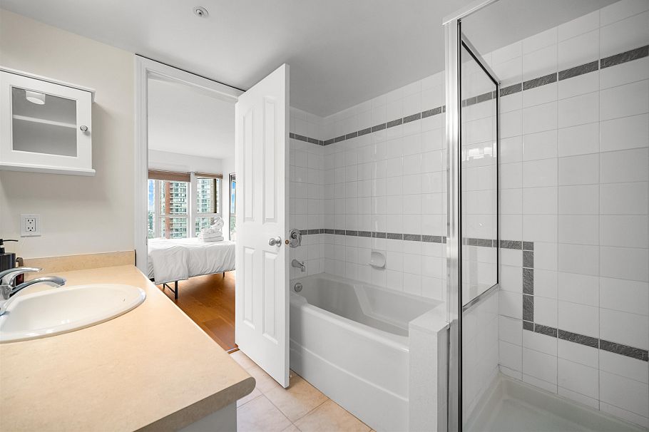 2204 183 Keefer Place Vancouver, BC - 16