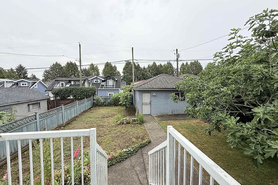 2458 E 5th Avenue Vancouver, BC - 25