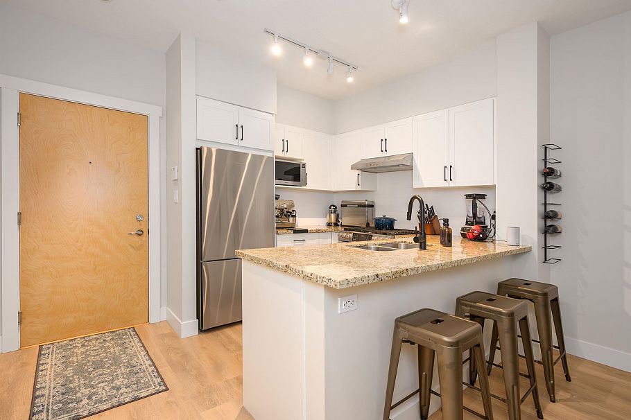 112 2601 Whiteley Court North Vancouver, BC - 11