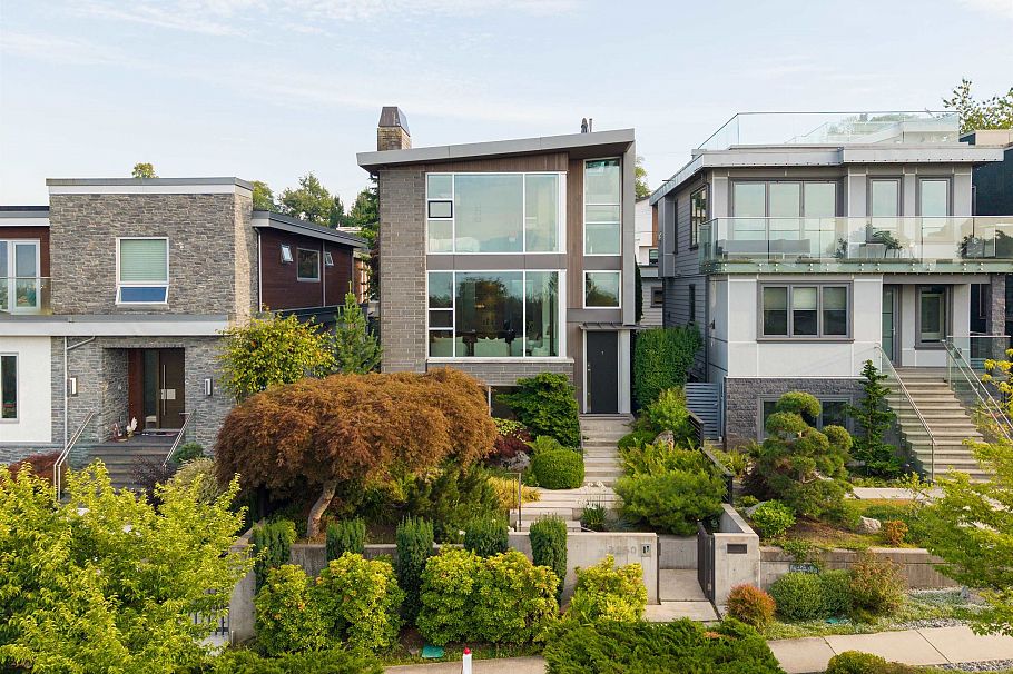 3250 W 20th Avenue Vancouver, BC - 1
