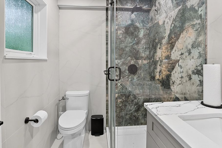 3570 Lonsdale Avenue North Vancouver, BC - 18