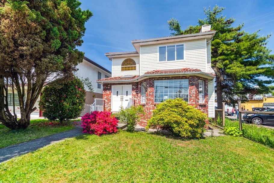 2547 E 34th Avenue Vancouver, BC - 22