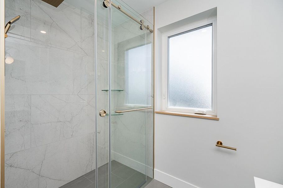 1 676 E 22nd Avenue Vancouver, BC - 5