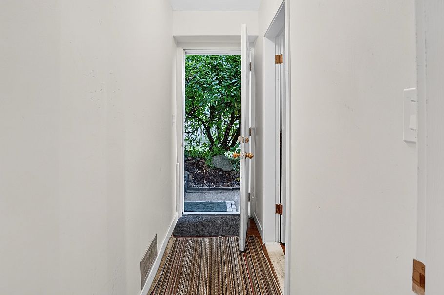 3570 Lonsdale Avenue North Vancouver, BC - 22