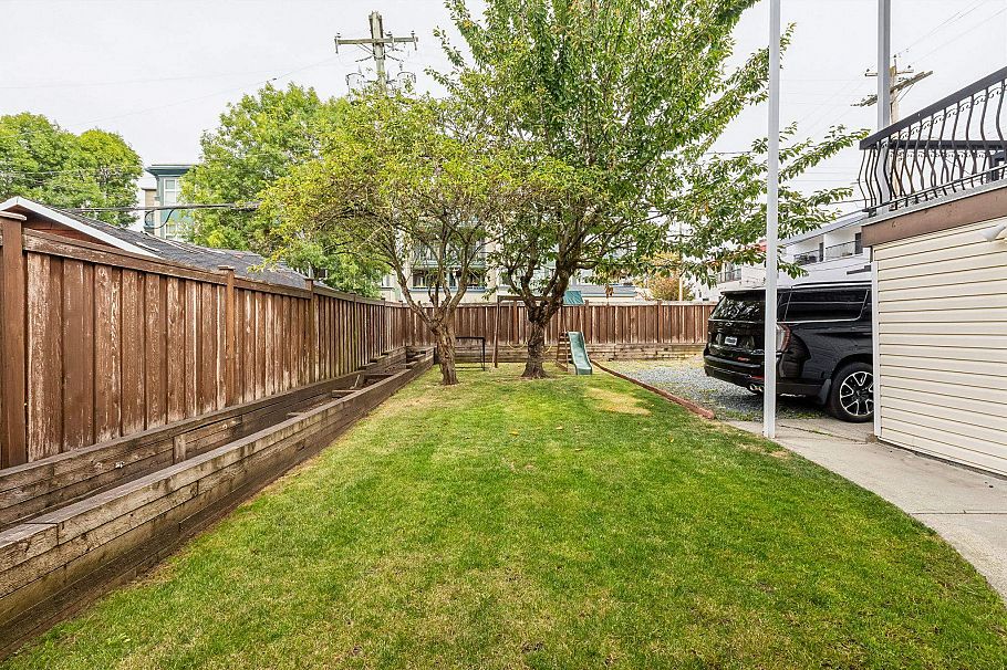 651 E 17th Avenue Vancouver, BC - 37
