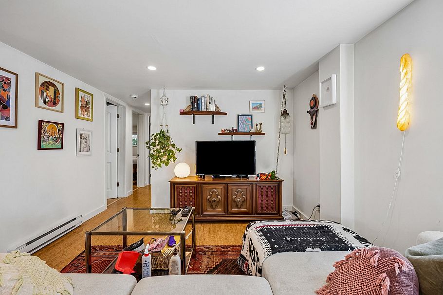 2323 Graveley Street Vancouver, BC - 23