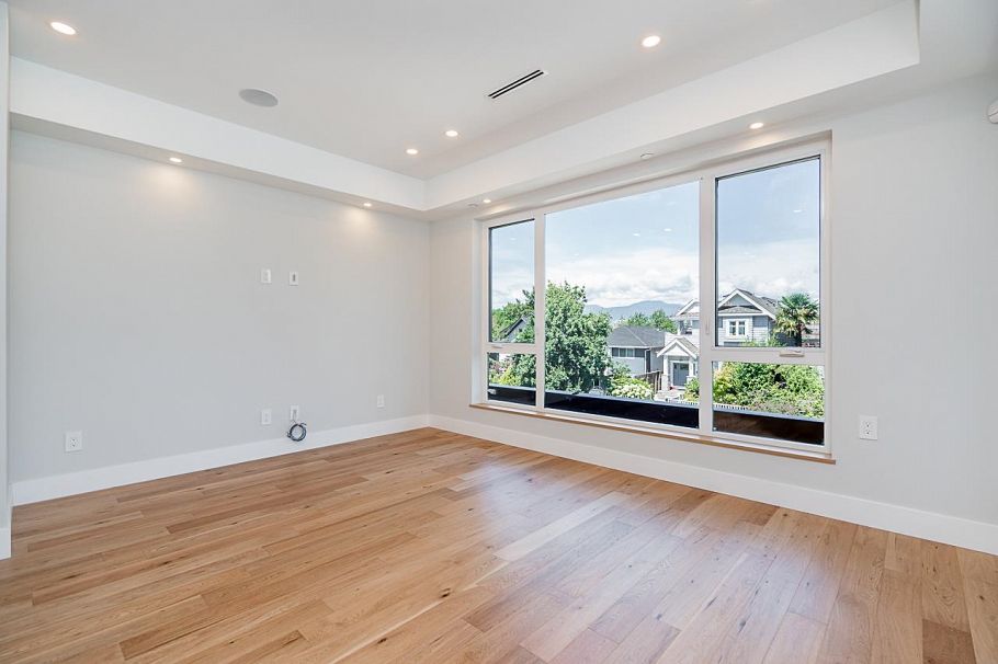 1 676 E 22nd Avenue Vancouver, BC - 3
