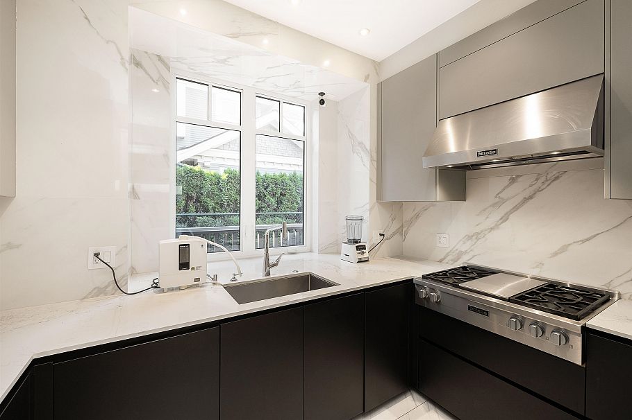 1239 W 40th Avenue Vancouver, BC - 12