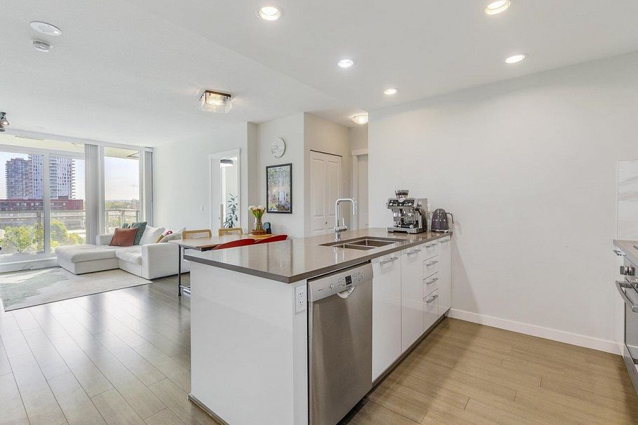 711 3281 E Kent Avenue North Vancouver, BC - 2
