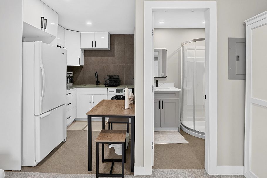 3570 Lonsdale Avenue North Vancouver, BC - 28