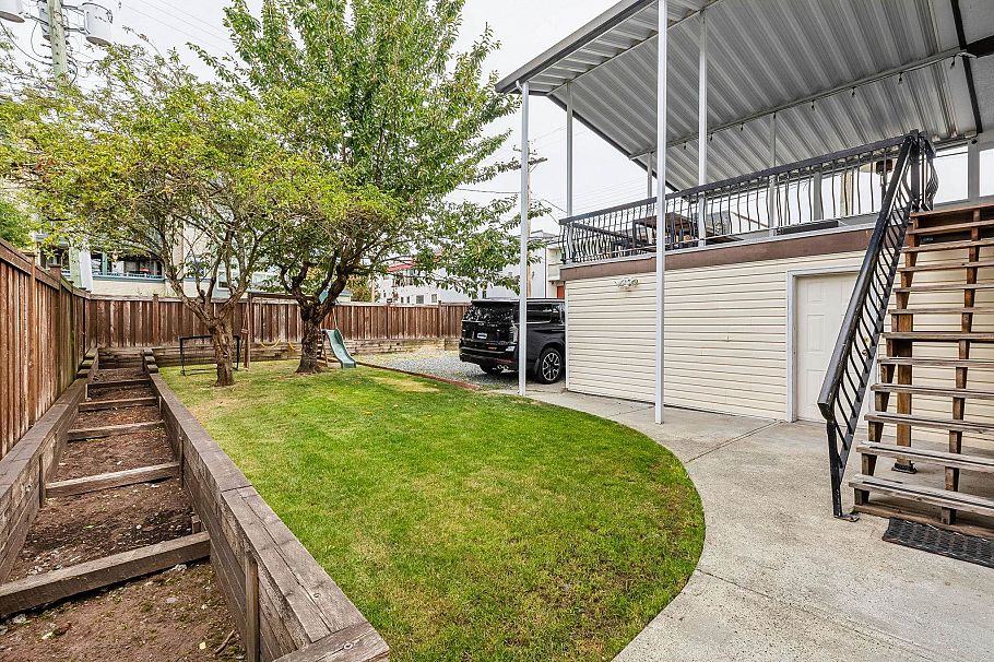651 E 17th Avenue Vancouver, BC - 36