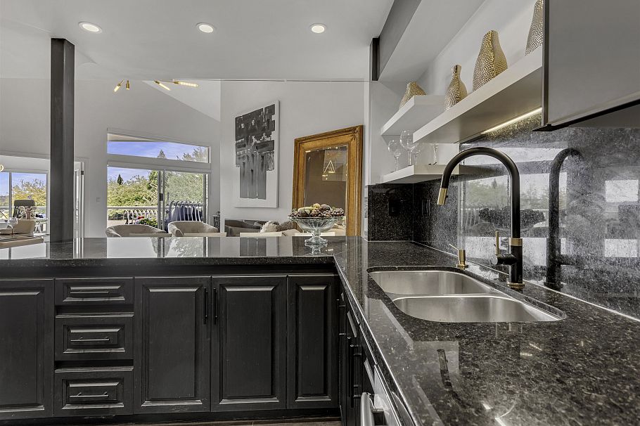1306 33 Chesterfield Place North Vancouver, BC - 36