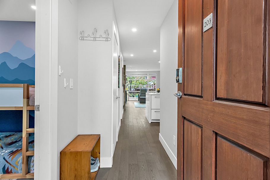 203 2555 W 4th Avenue Vancouver, BC - 4