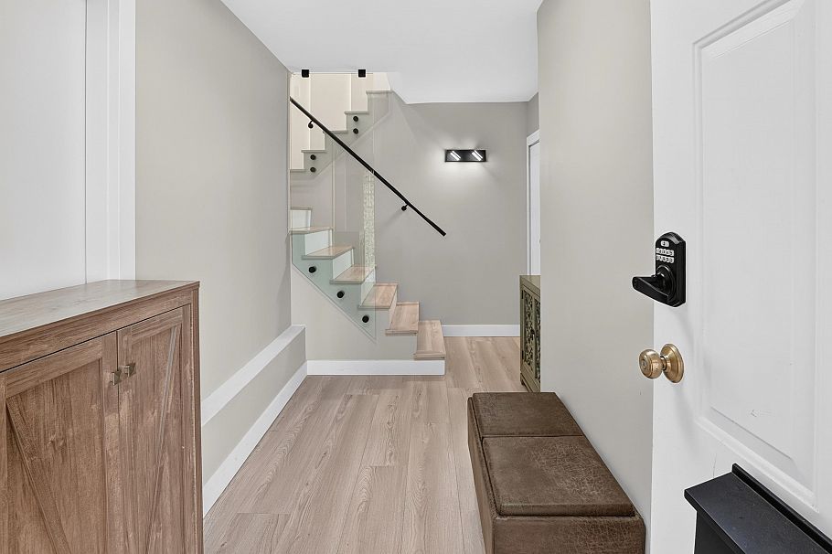 3570 Lonsdale Avenue North Vancouver, BC - 3