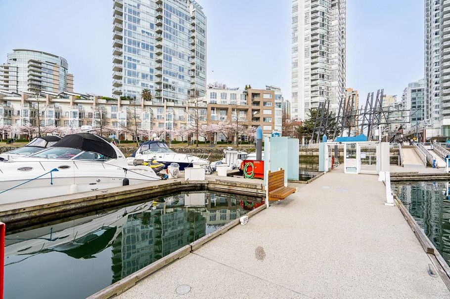 D7 1088 Marinaside Crescent Vancouver, BC - 2