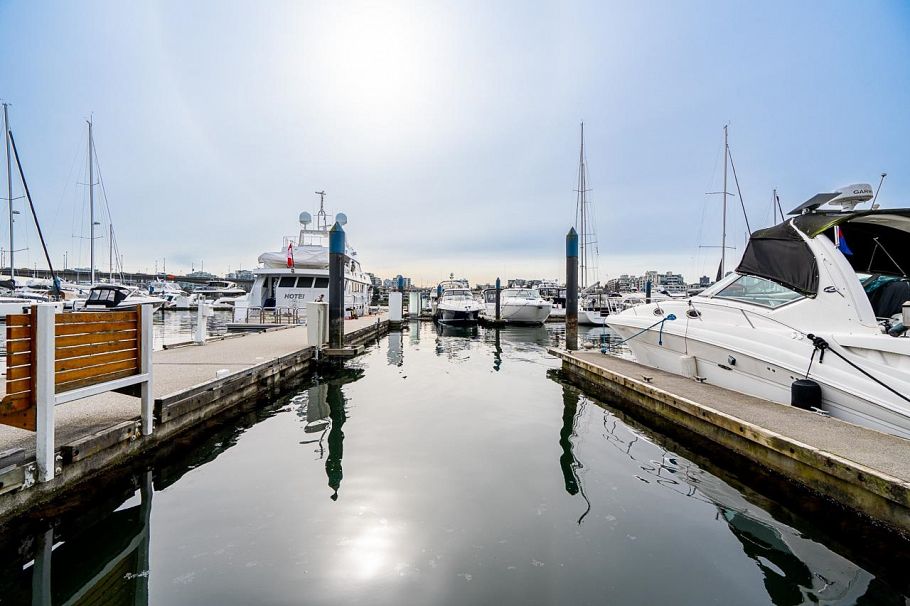 D7 1088 Marinaside Crescent Vancouver, BC - 1