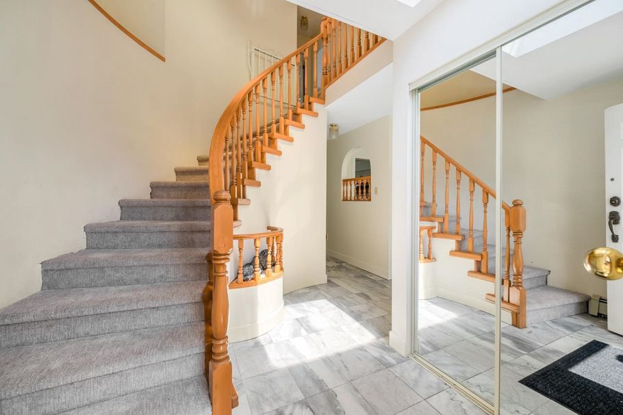 2547 E 34th Avenue Vancouver, BC - 2