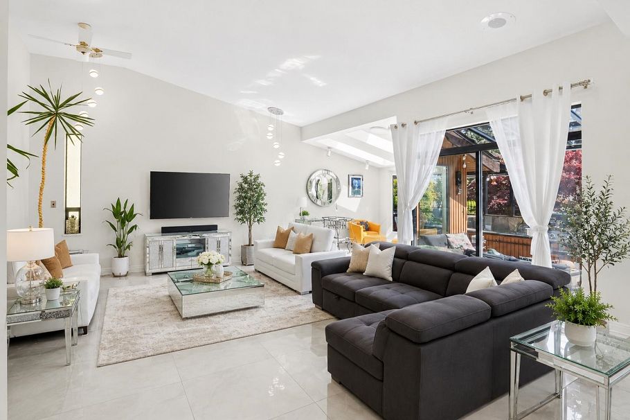 2940 Dresden Way North Vancouver, BC - 2