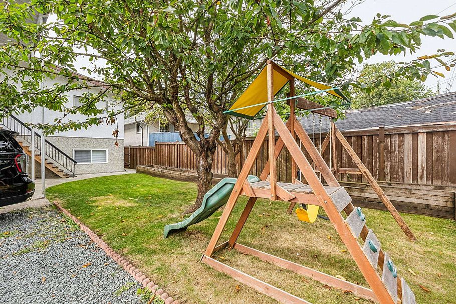 651 E 17th Avenue Vancouver, BC - 35