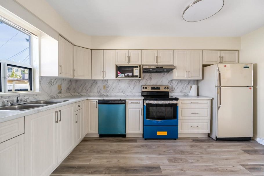 2547 E 34th Avenue Vancouver, BC - 9