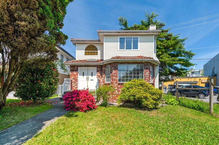 2547 E 34th Avenue Vancouver, BC - 1