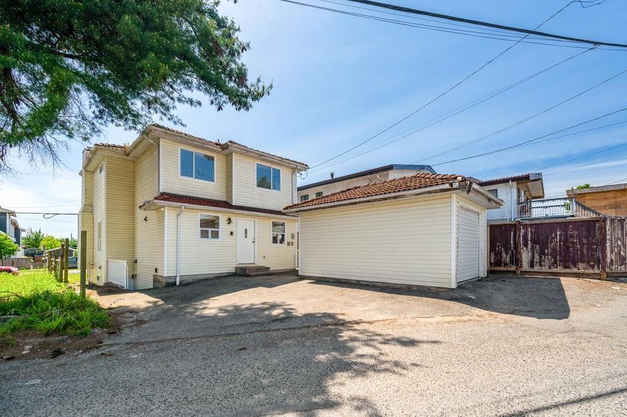 2547 E 34th Avenue Vancouver, BC - 21