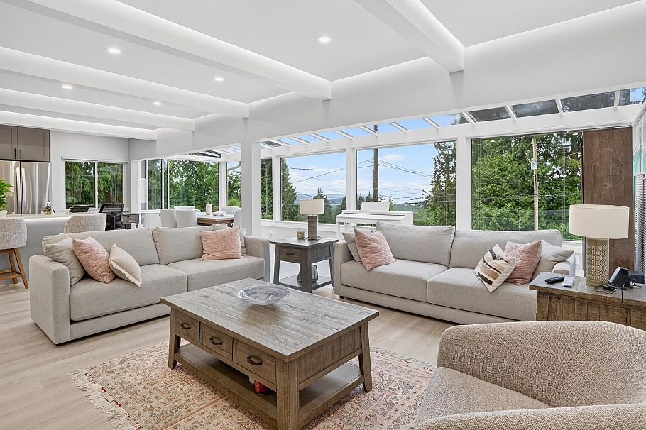 3570 Lonsdale Avenue North Vancouver, BC - 4