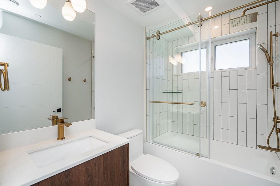 1 676 E 22nd Avenue Vancouver, BC - 22